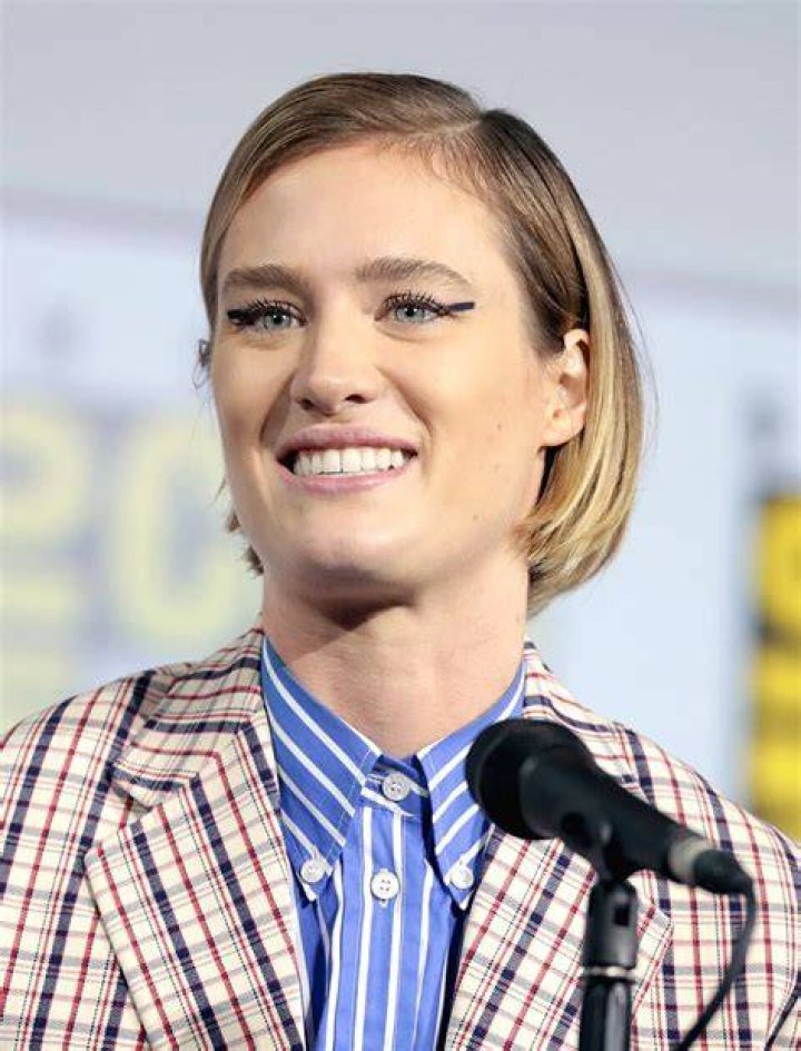 2024: Who Is Mackenzie Davis's Partner? The Latest Relationship Update