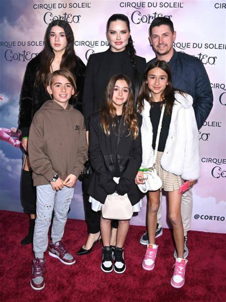 Adriana Lima's Daughter Valentina: A Glimpse Into Their Lives