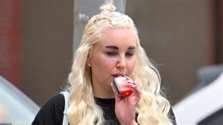 Amanda Bynes And Ashley Banks: A Social Media Saga