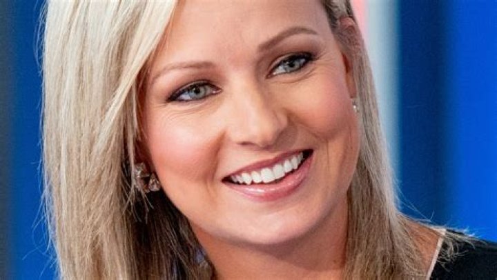 Does Sandra Smith Wear Contacts? Truth About Her Eye Color