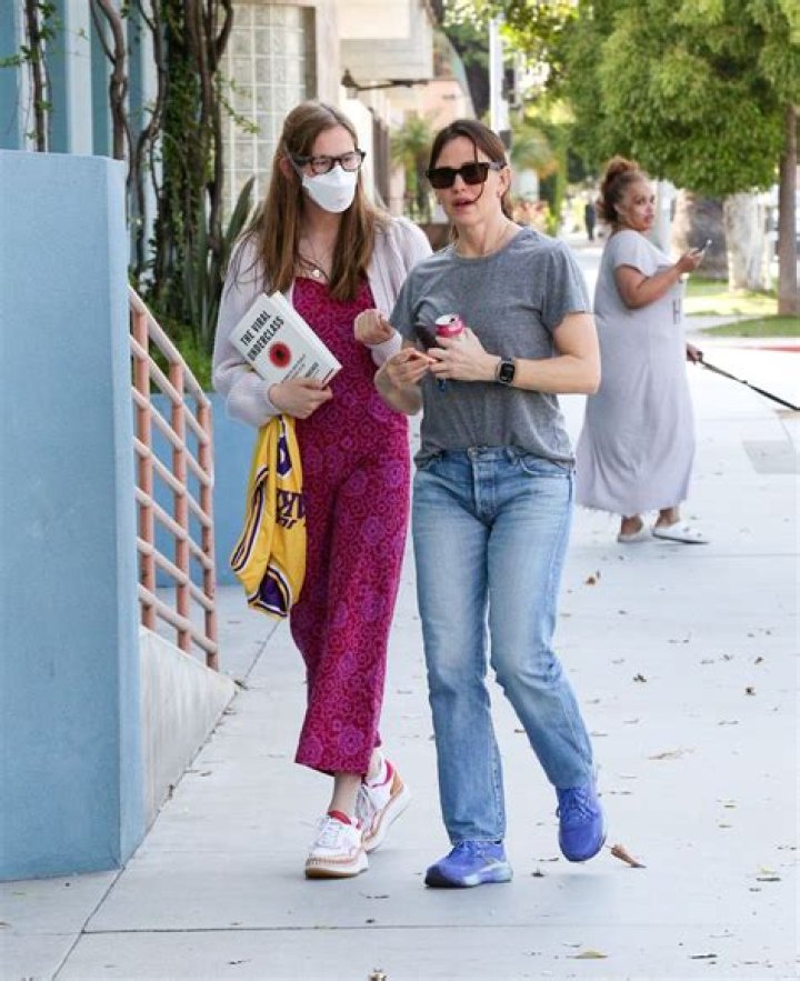 Get The Scoop: Uncovering Violet Affleck's Age