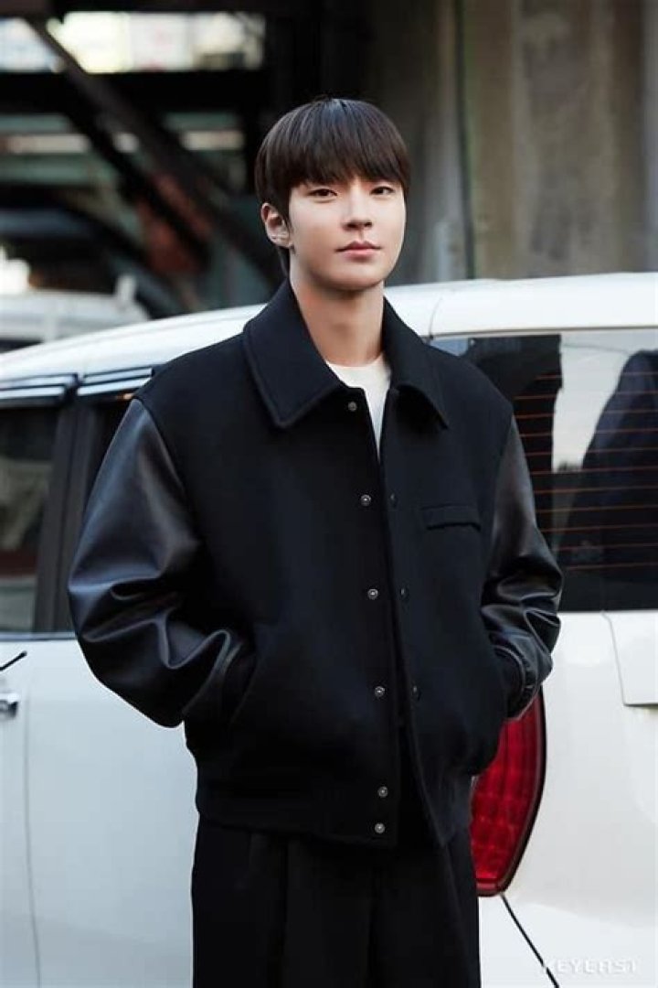 Hwang Inyoup: A Rising Star In The Entertainment Industry