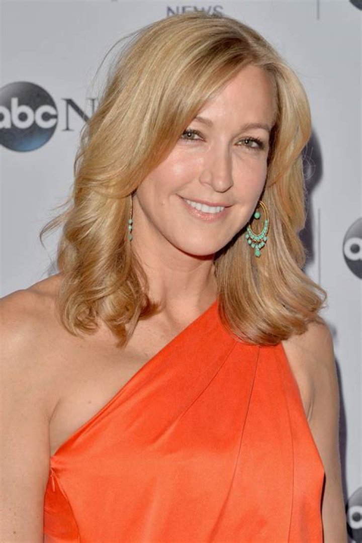 Lara Spencer: Height, Weight, Bra Size & More - Unveiled!