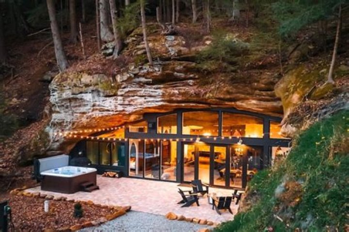 MA Celebs: Famous Faces & Hidden Homes in Massachusetts!