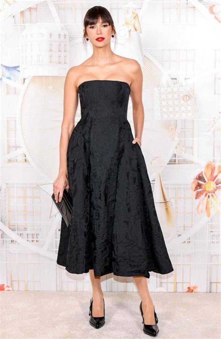 Nina Dobrev Measurements: Unveiling The Stunning Star