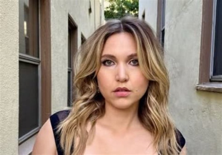 Unveiling Taylor Tomlinson's Height: Discoveries And Insights