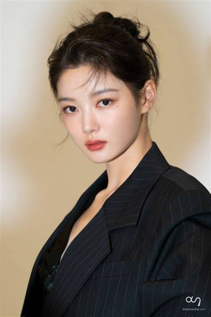 Unveiling The Elegance: Kim Yoo-jung Height In CM