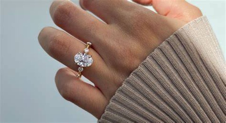 Why Is Alex Wagner Not Wearing A Wedding Ring?